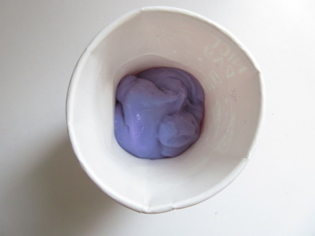 キャンドゥ　LUMICAの「ふしぎな実験キット　色が変化するアメーバジェル」　冷蔵庫で冷やすと紫色に