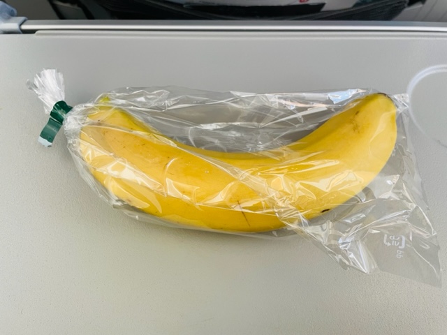 関空⇒バンコク　JAL便　機内食　フルーツミール　バナナ