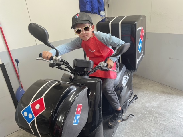 ドミノピザ　ピザアカデミー　バイクに乗せてもらえる