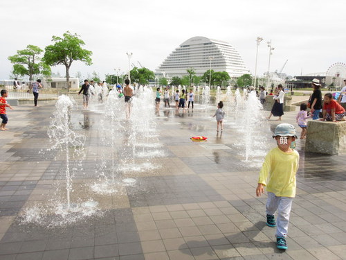 神戸　メリケンパーク　噴水　水遊び