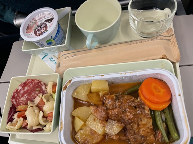 ベトナム航空　ホーチミンシティ→パース　機内食　チキンとポテト