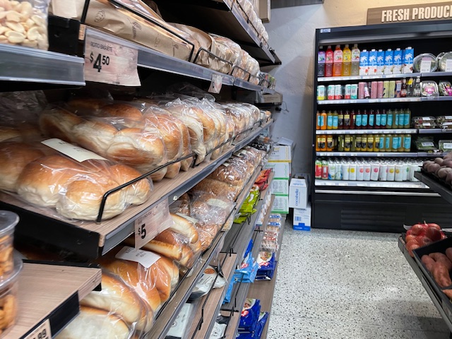 ロットネスト島のスーパーマーケット　パン